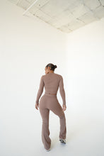 Load image into Gallery viewer, Brown Long Sleeves Cropped Top